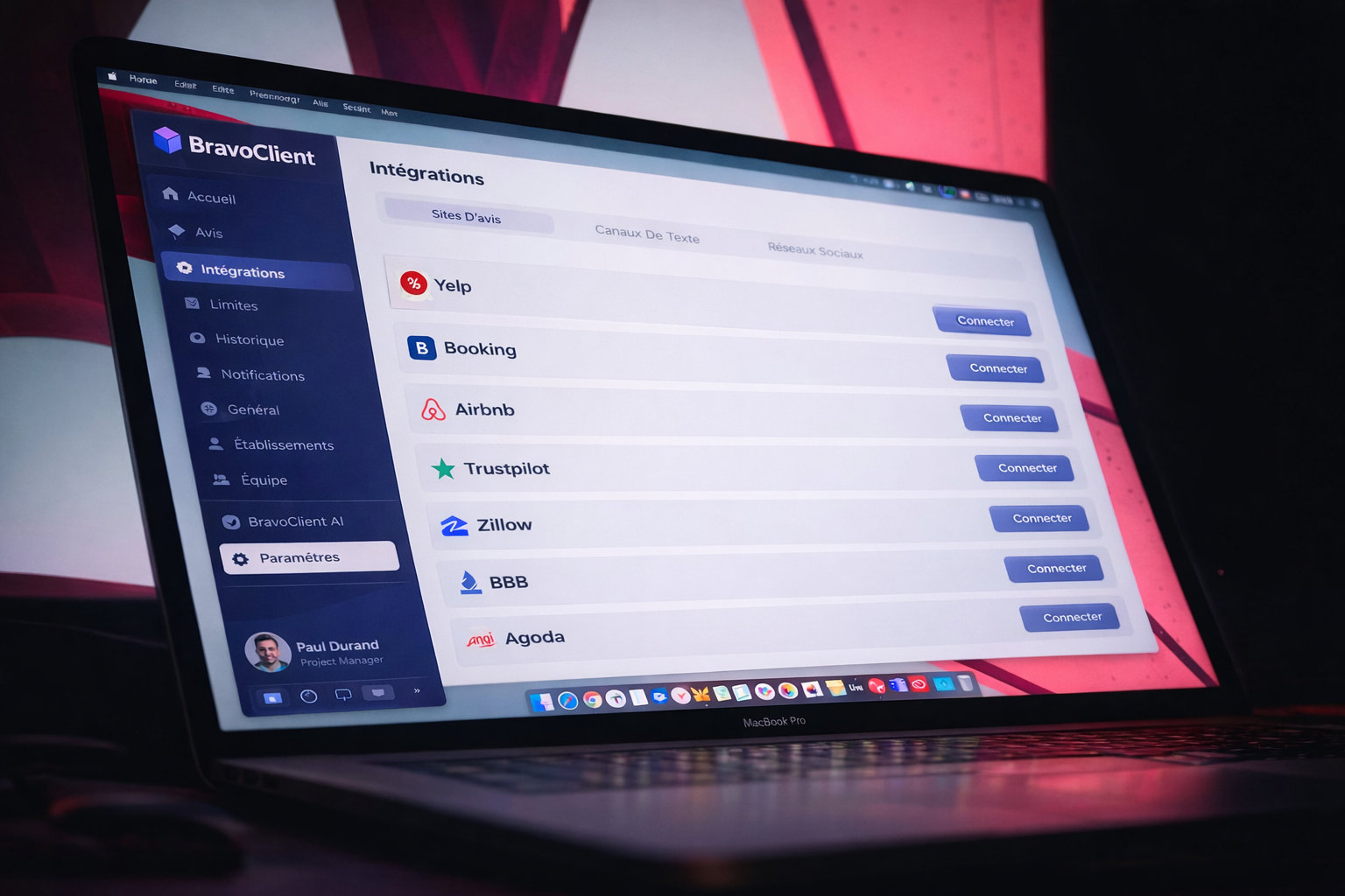 Laptopbildschirm mit BravoClient-Software-Integrationsseite mit Optionen zur Verbindung von Yelp, Booking, Airbnb, Trustpilot, Zillow, BBB und Agoda-Konten.